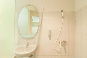 Standard Double Room | Bathroom | Shower, towels - OYO Flagship 2253 The Sunrise Sanur (Denpasar)