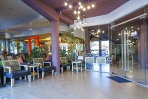 Lobby sitting area - OYO Flagship 2253 The Sunrise Sanur (Denpasar)