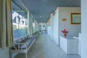 Hallway - OYO Flagship 2253 The Sunrise Sanur (Denpasar)