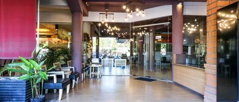 Coin salon dans le hall