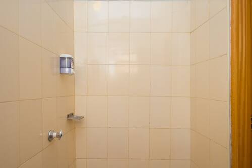 Chambre Double Deluxe | Salle de bain | Douche, douche hydromassante, articles de toilette gratuits, chaussons