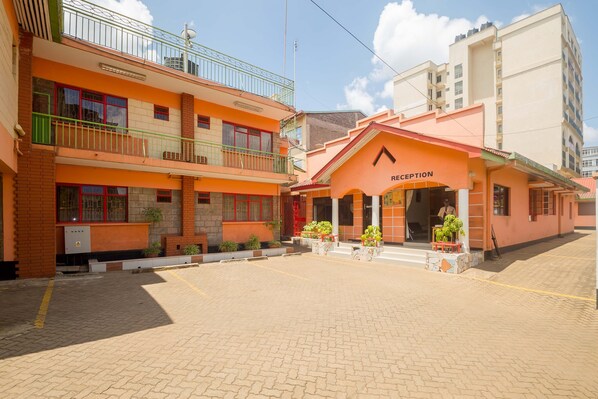 Front of property - Jupiter Guest House - Parklands (Nairobi)