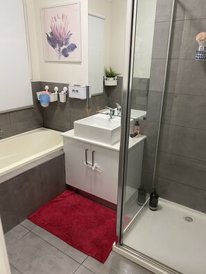 Tina con regadera, secadora de cabello, bidet, toallas 