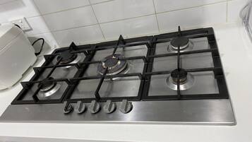 Jääkaappi, mikroaaltouuni, uuni, astianpesukone