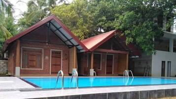 Hồ bơi ngoài trời