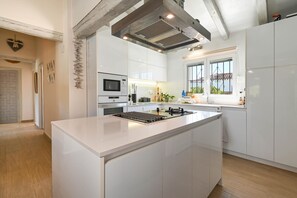 Kühlschrank, Mikrowelle, Ofen, Herdplatte