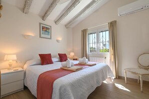 3 habitaciones, tabla de planchar con plancha, wifi y ropa de cama 