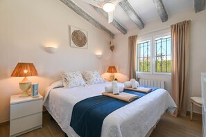 3 habitaciones, tabla de planchar con plancha, wifi y ropa de cama 