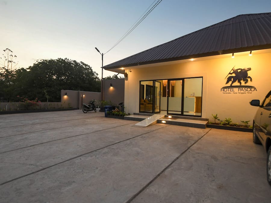 Bagian depan properti - sore/malam