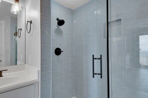 Ensemble douche/baignoire, serviettes fournies