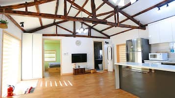 Room (Hangil) | Living area | LED TV