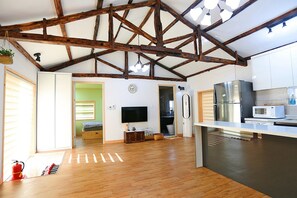 Room (Hangil) | Living area | LED TV