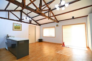 Habitación (Hangil) | Zona de estar | Una televisión LED