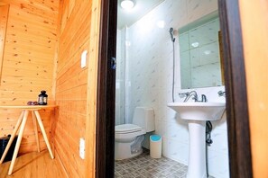 Habitación familiar (Dianna) | Baño | Regadera, amenidades de baño gratuitas, toallas, shampoo 