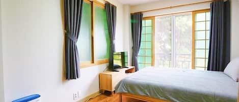 Studio (10 PY) | Individually decorated, individually furnished, free WiFi
