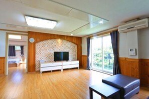 Studio (22 PY) | Wohnbereich | LED-Fernseher