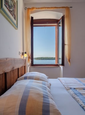 Apartment 2 - First Floor, 1 Bedroom, Sea View | Tallelokero huoneessa, yksilöllisesti kalustettu, äänieristys