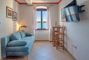 Apartment 2 - First Floor, 1 Bedroom, Sea View | Caja fuerte, mobiliario individual, sistema de insonorización