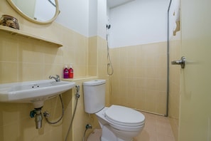 Klassieke tweepersoonskamer | Badkamer | Een douche, een bidet, handdoeken, zeep