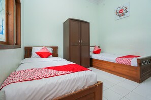 Standard Twin Room - OYO 1439 Gang Guest Homestay Syariah (Tuban)