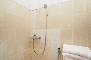 Standard Double Room | Bathroom shower - OYO 1439 Gang Guest Homestay Syariah (Tuban)
