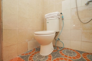 Standard-Zweibettzimmer | Badezimmer | Dusche, Handtücher