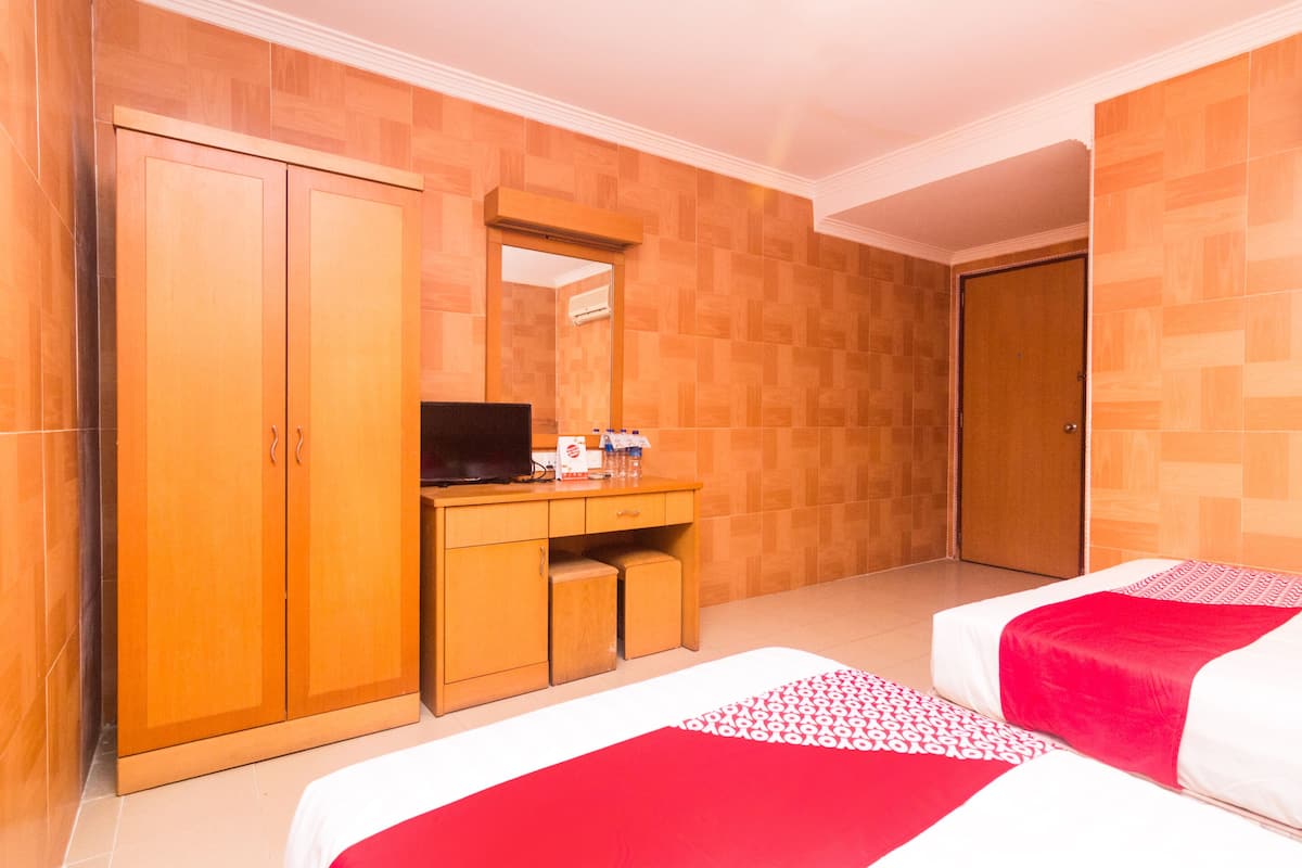 Family Suite | 1 bedroom, desk, free WiFi, bed sheets