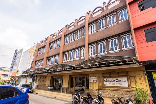 Front of property - OYO 1581 Hotel Grand Palace (Batam)