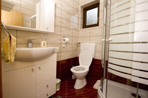 House | Bathroom | Hair dryer, towels, toilet paper - Holiday Home Lana (Plitvicka Jezera)