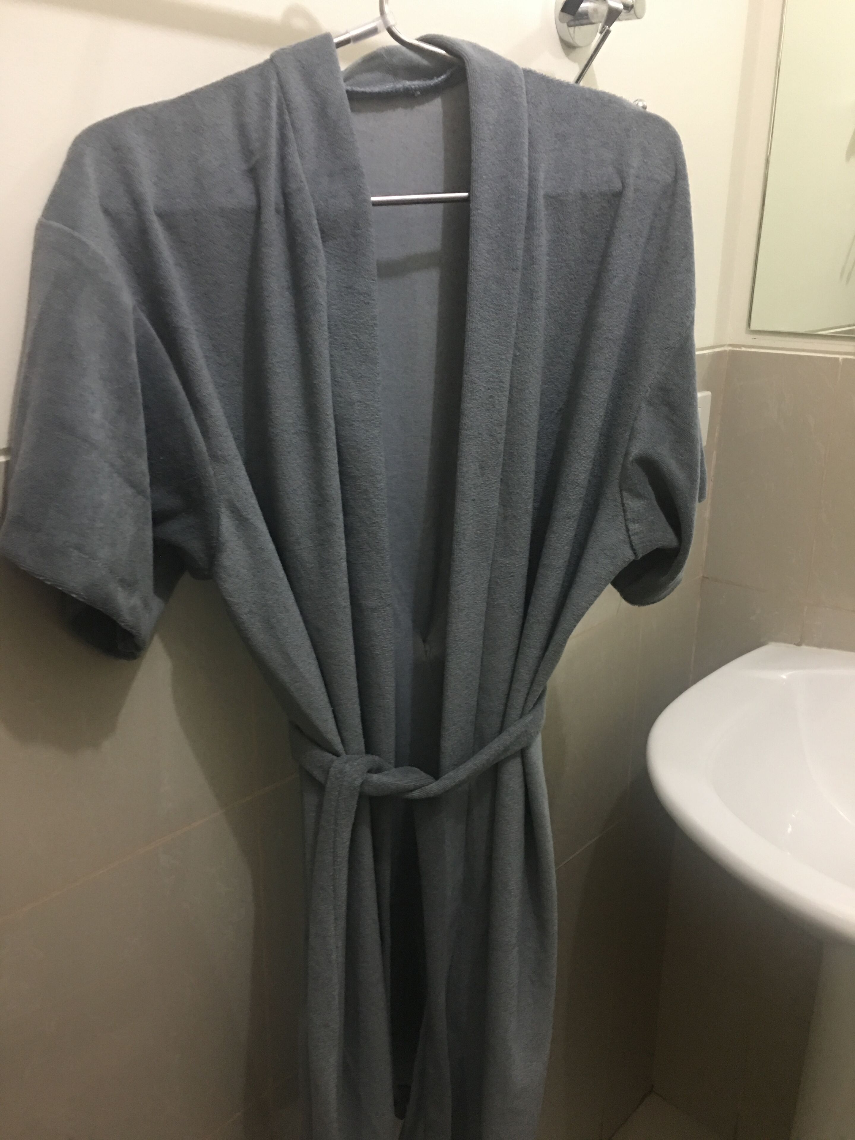 Secadora de cabello, toallas, shampoo, papel de baño 