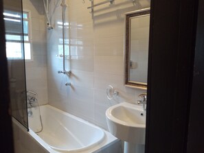 Standard Room | Bathroom | Combined shower/bathtub, towels, soap, shampoo
