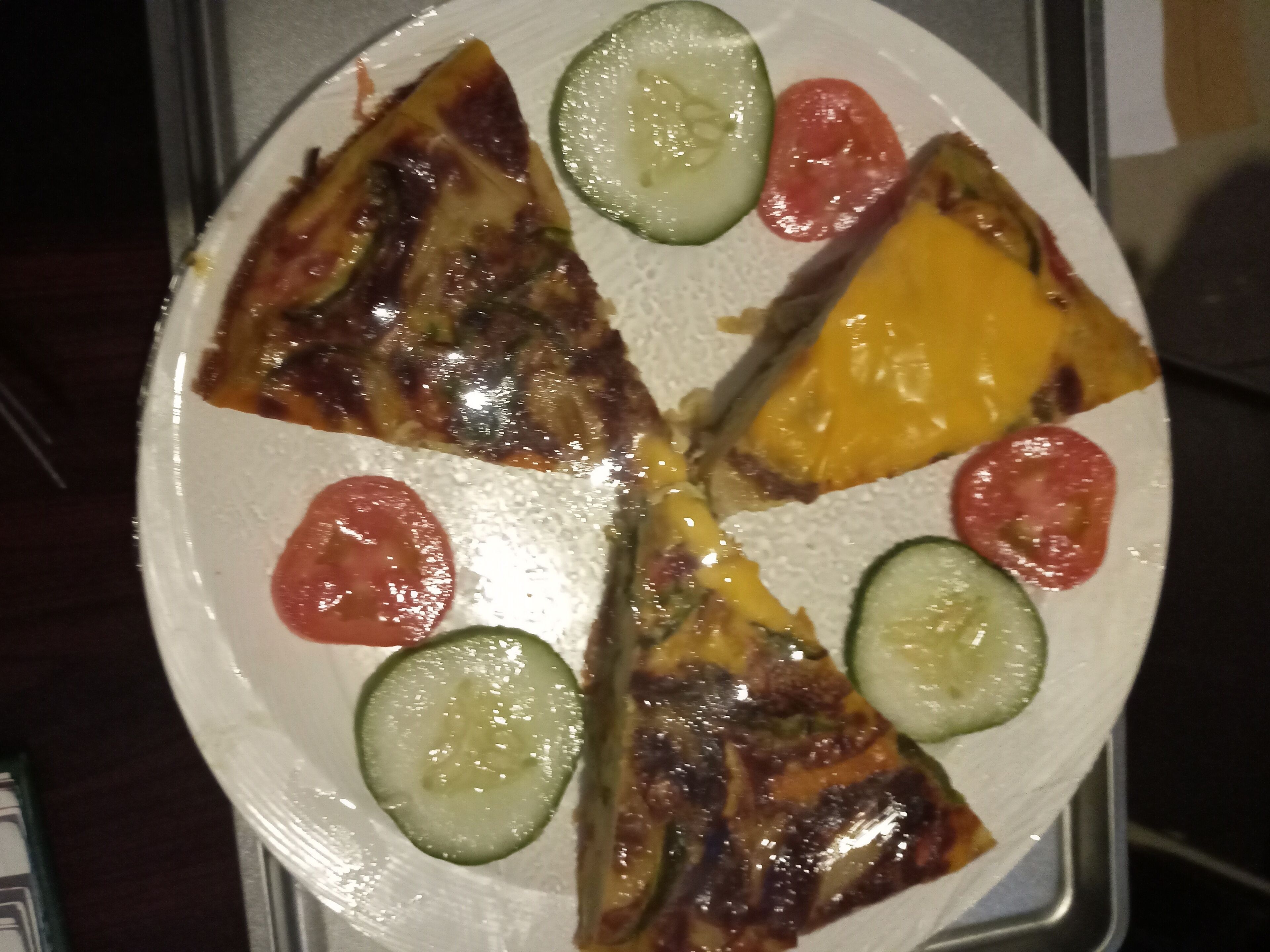 Una pizza con diferentes ingredientes sobre un plato blanco.