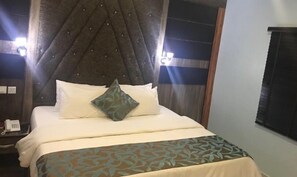 Bañera con ducha, toallas, jabón, shampoo