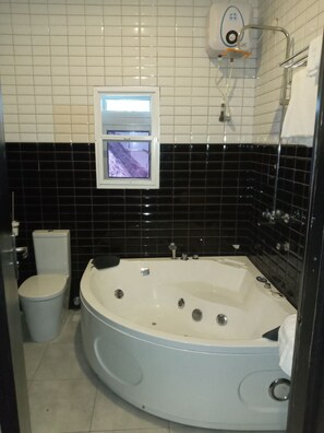 Suite estudio presidencial | Baño | Tina con regadera, toallas, jabón, shampoo 
