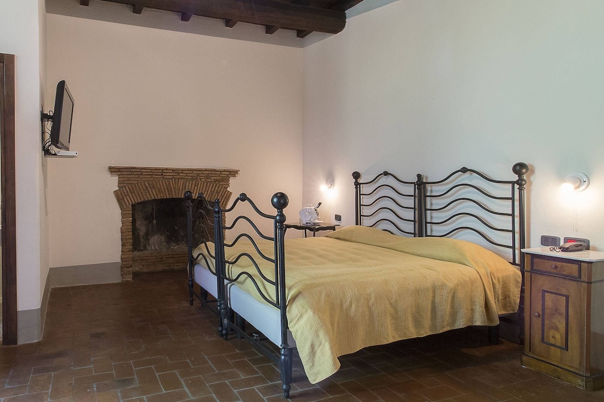 1 habitación, cubrecamas, minibar y caja de seguridad en la habitación