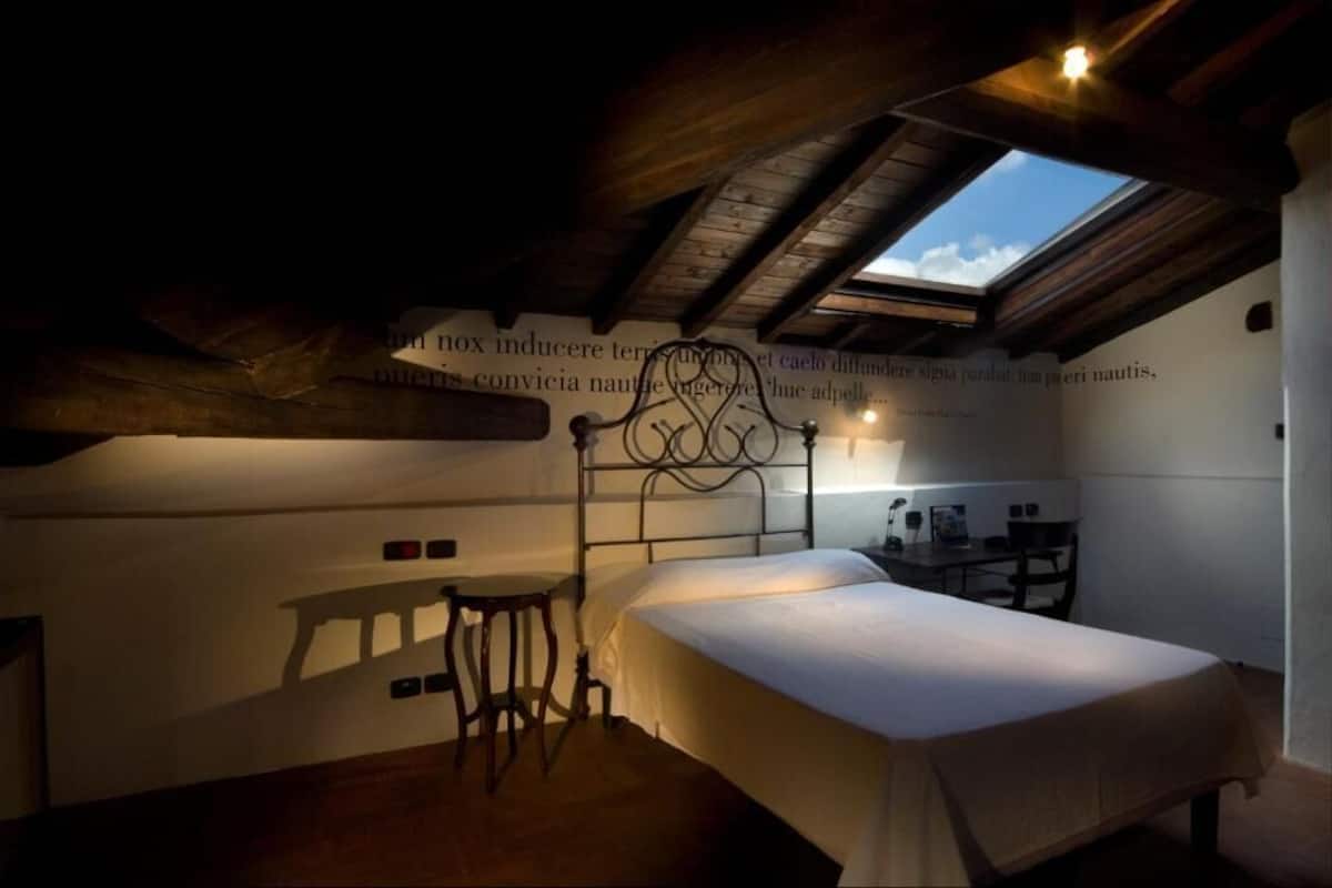 Single Room | Down comforters, minibar, in-room safe, laptop workspace