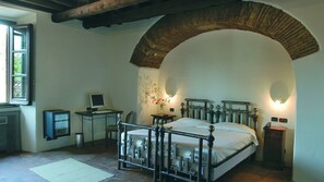 Down comforters, minibar, in-room safe, laptop workspace - Foro Appio Mansio Hotel (Latina)