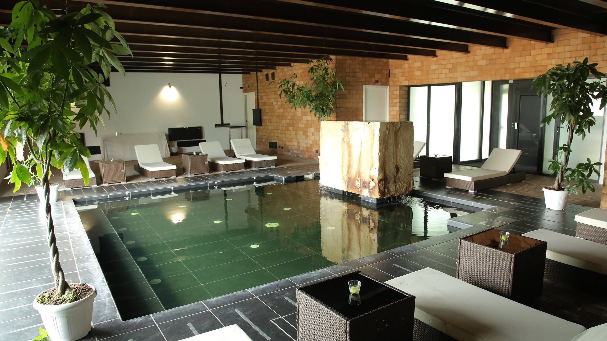 Bubbelpool, ångbastu, turkiskt bad/hamam och kroppsbehandlingar