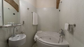 Superior-Doppel- oder -Zweibettzimmer, Badewanne | Badezimmer