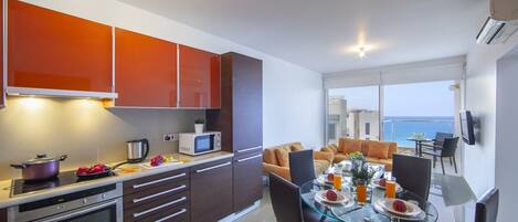 Jääkaappi, mikroaaltouuni, uuni, liesi