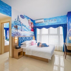 Elegant Family Room | Desk, laptop workspace, free WiFi - Floral Hotel Frozen Adventure Guangzhou (Guangzhou)
