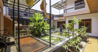 Capital O 1541 Puri Cikole Asri