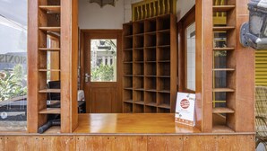 Un intérieur en bois avec des étagères et une porte.