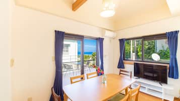 Family House | Living area | 40-inch flat-screen TV with digital channels, TV, streaming services