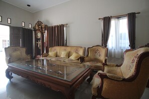 Lobby sitting area - Hotel O Wisma Ray Syariah (Bandar Lampung)