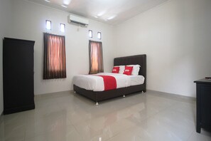Standard Double Room | Free WiFi, bed sheets - Hotel O Wisma Ray Syariah (Bandar Lampung)