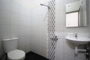 Standard Single Room | Bathroom | Shower, free toiletries, towels, soap - Hotel O Wisma Ray Syariah (Bandar Lampung)
