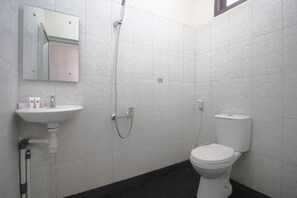 Habitación doble estándar | Baño | Regadera, amenidades de baño gratuitas, toallas, jabón 