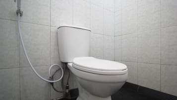 Habitación estándar con 2 camas individuales | Baño | Ducha, artículos de higiene personal gratuitos, toallas y jabón