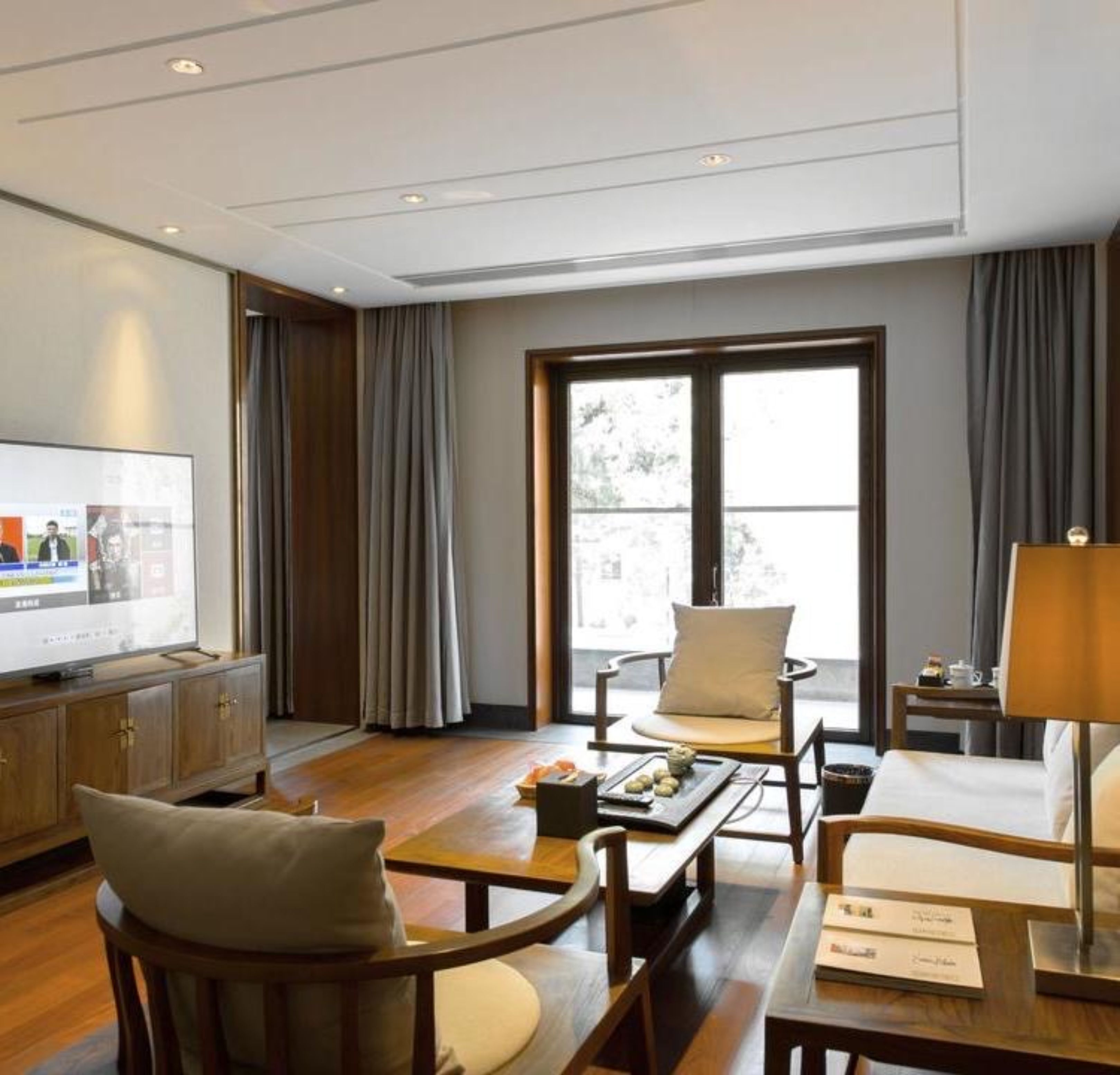 Executive Suite | Living room | 55-inch LED TV with digital channels, TV